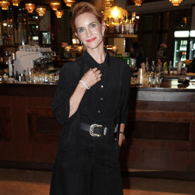 Hana Vagnerová vynesla černý komplet z dílny návrhářky Kláry Nademlýnské, doplněný o diamantové šperky Klenoty Aurum.