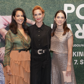 Trojlístek hereček, které ve filmu ztvárnily hlavní role, nemohl být na pražské premiéře oblečen rozdílněji. 