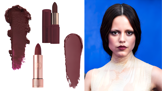 Temně svůdný look podle seriálové Wednesday: Jenna Ortega nedá dopustit na vínové tóny rtěnky