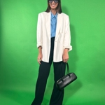 Bílé sako můžete přihodit i na outfit s více barvami, jako zde například modrá košile i tmavě modré kalhoty. 