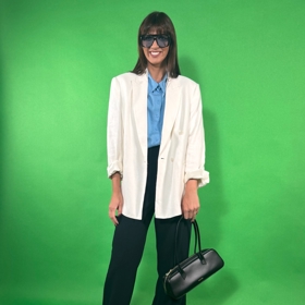 Bílé sako můžete přihodit i na outfit s více barvami, jako zde například modrá košile i tmavě modré kalhoty. 