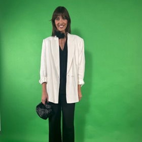 Nesmrtelná černobílá kombinace. Zde stylistka Nikola Marková podotýká, že je mnohem lepší zvolit boty s otevřenou špičkou, aby vše vypadalo vzdušněji. 