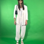 Odlehčený letní outfit i do babího léta, právě s přidáním saka. Monochromatika a kontrastní kabelka - nemusí být černá, ale klidně jakékoliv barvy. 