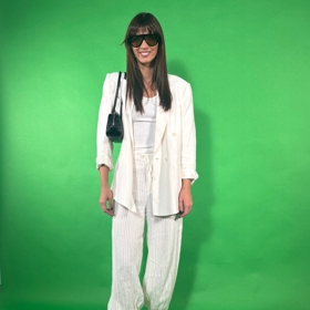 Odlehčený letní outfit i do babího léta, právě s přidáním saka. Monochromatika a kontrastní kabelka - nemusí být černá, ale klidně jakékoliv barvy. 