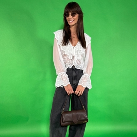 Halenky se skvěle hodí k džínám a vytváří tak kontrast elegance i ležérnosti. S doplňky to není třeba přehánět, ale sluneční brýle nesmí chybět. 