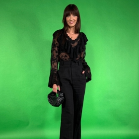 ...ale také ke klasickým černým kalhotám. Elegantní outfit do společnosti můžete přetvořit i v párty model, když vyměníte lodičky za boots a přidáte křivák. 