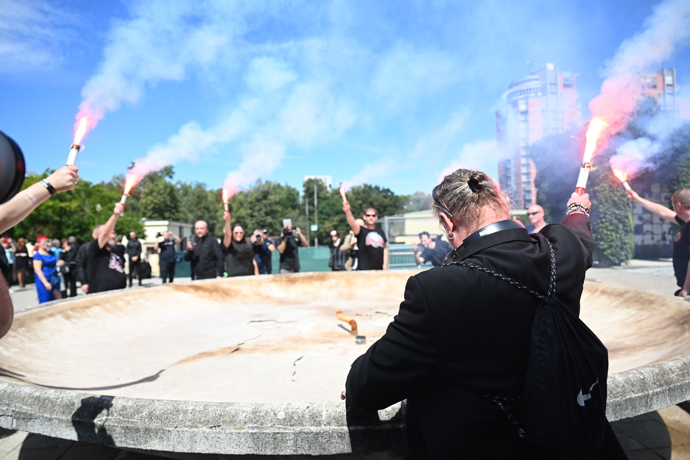 FOTO: Poslední rozloučení s Jiřím Krampolem ve strašnickém krematoriu. – stránka 121