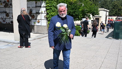FOTO: Václav Upír Krejčí donesl květinu.