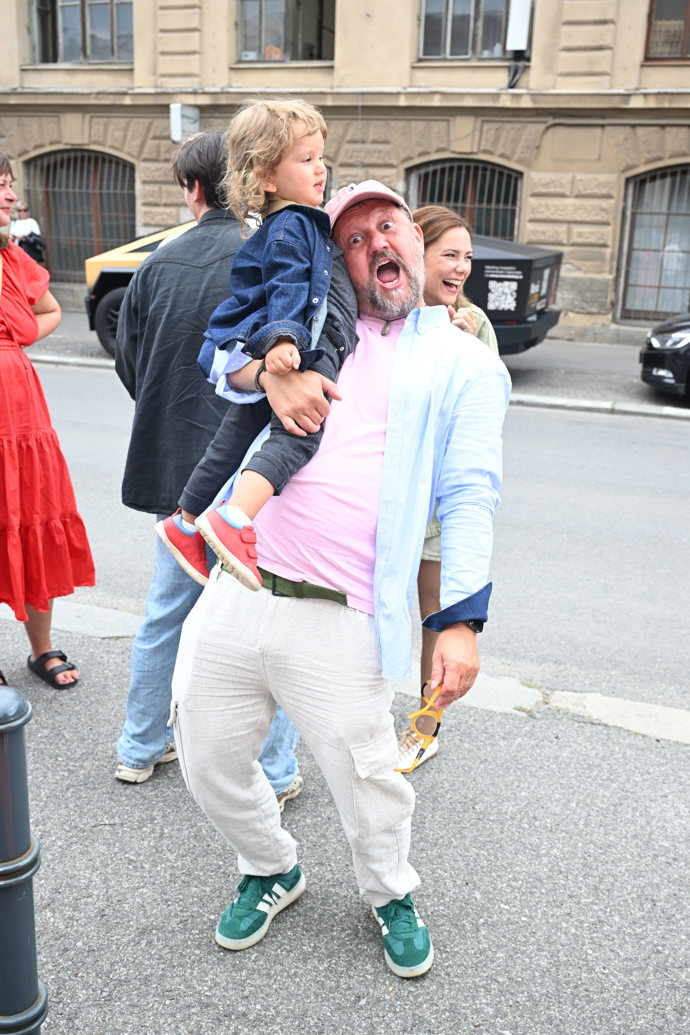 FOTO: Dorazil s dítětem.