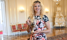 Kateřina Siniaková s pohárem.