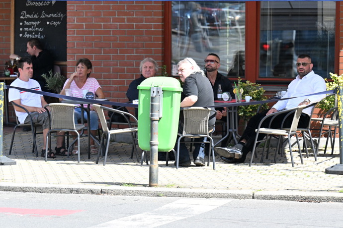 FOTO: Karlos Vémola chvíli poseděl, pak vyrazil do restaurace U Žlabu. – stránka 14