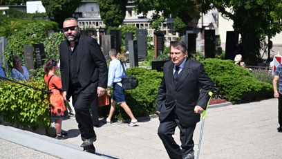 FOTO: Jiří Paroubek dorazil o holi.
