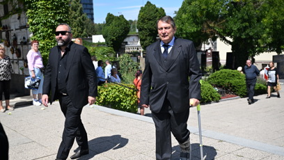 FOTO: Jiří Paroubek na pohřbu Jiřího Krampola.