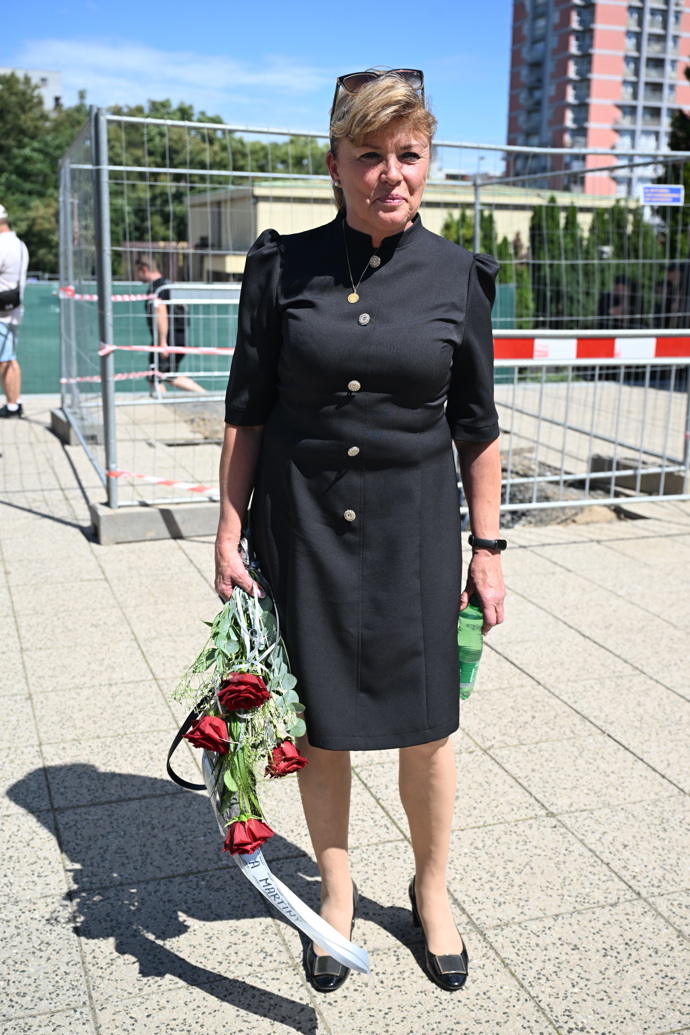 FOTO: Hosté na pohřbu Jiřího Krampola. – stránka 128