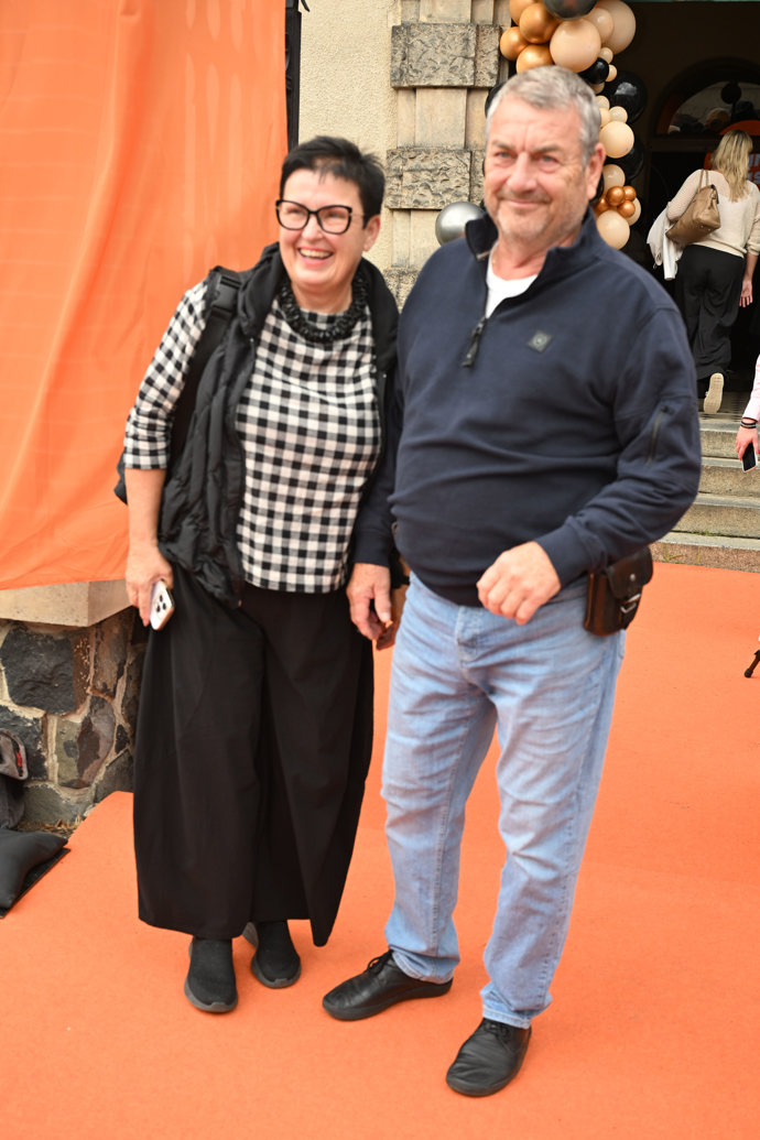 FOTO: Na party se to hemžilo slavnými osobnostmi. – stránka 145