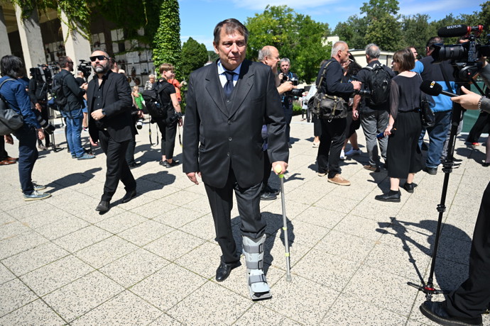 FOTO: Jiří Paroubek na pohřbu Jiřího Krampola. – stránka 67