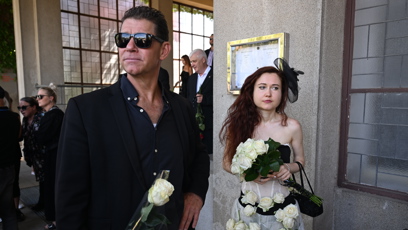 FOTO: Eva Toulová na pohřbu Jiřího Krampola.