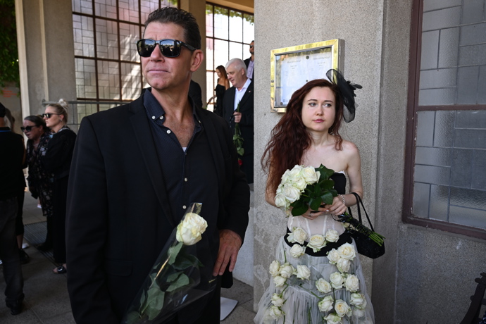 FOTO: Eva Toulová na pohřbu Jiřího Krampola. – stránka 64
