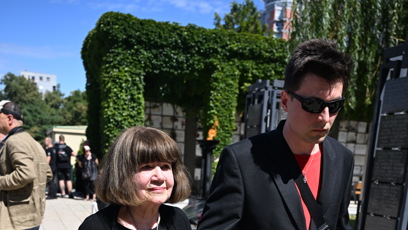 FOTO: Uršula Kluková na pohřbu Jiřího Krampola.