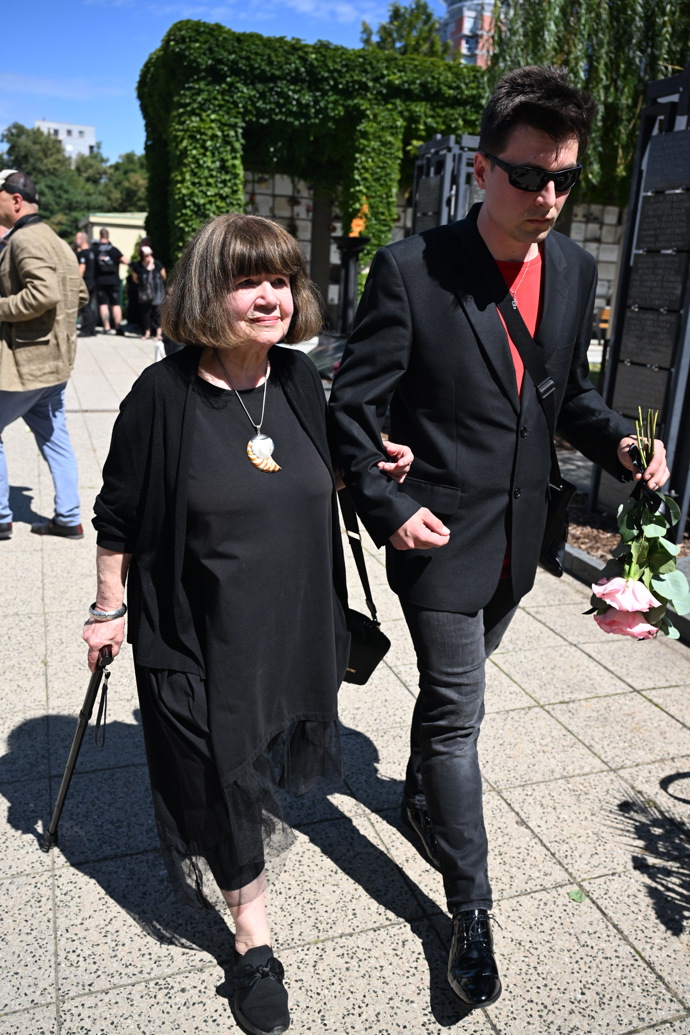 FOTO: Uršula Kluková na pohřbu Jiřího Krampola. – stránka 63