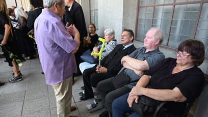 FOTO: Jiří Paroubek na pohřbu Jiřího Krampola.