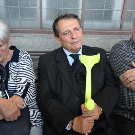 Jiří Paroubek na pohřbu Jiřího Krampola.