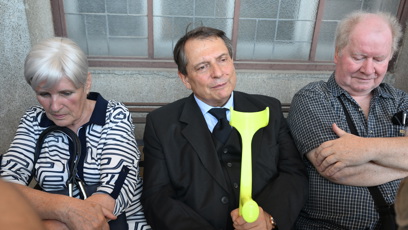 FOTO: Jiří Paroubek na pohřbu Jiřího Krampola.