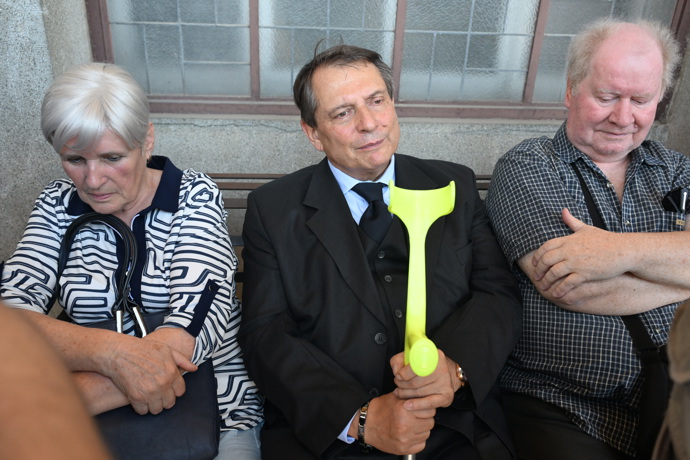 FOTO: Jiří Paroubek na pohřbu Jiřího Krampola. – stránka 61