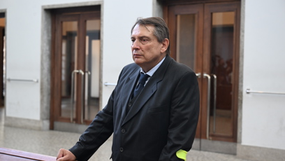 FOTO: Jiří Paroubek na posledním rozloučení s Jiřím Krampolem.