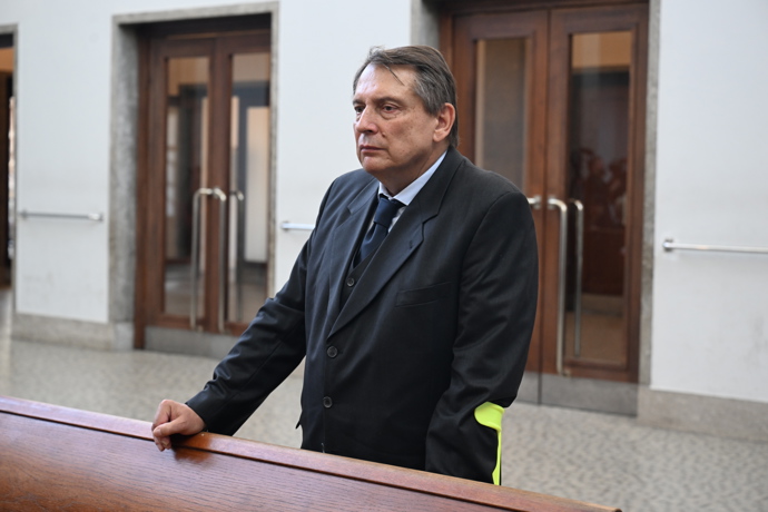 FOTO: Jiří Paroubek na posledním rozloučení s Jiřím Krampolem. – stránka 97