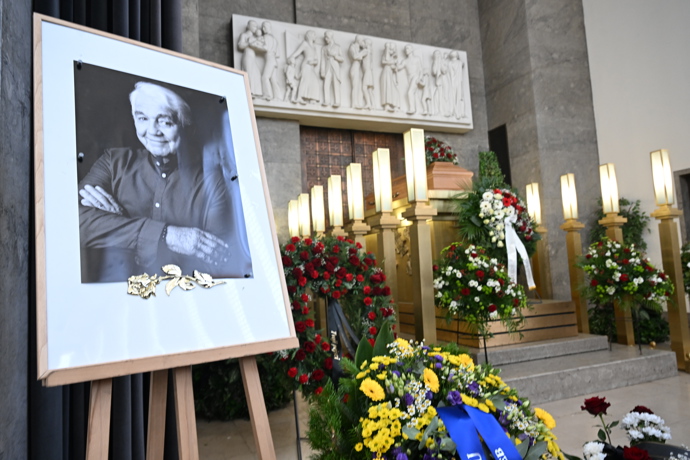 FOTO: Poslední rozloučení s Jiřím Krampolem. – stránka 96