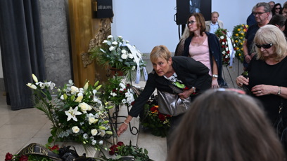 FOTO: Marie Retková přišla položit květiny.