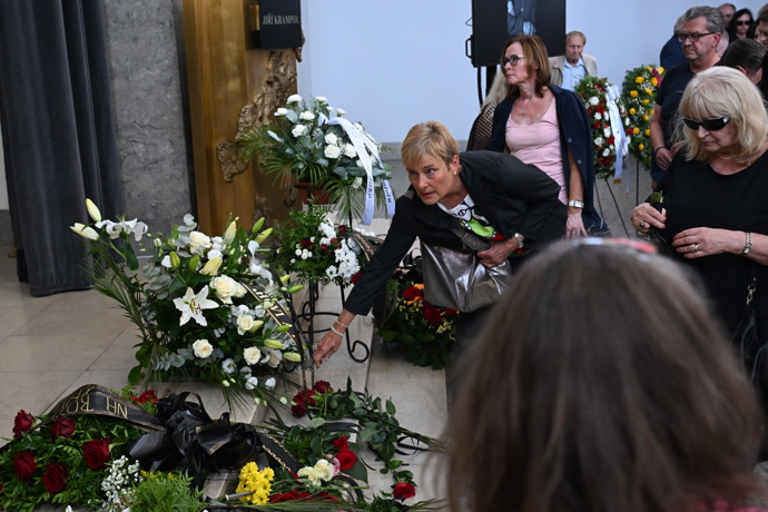 FOTO: Marie Retková přišla položit květiny. – stránka 94