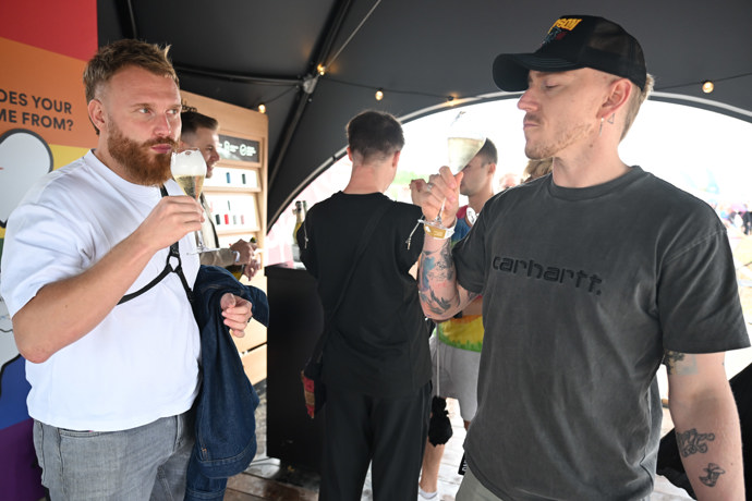 FOTO: Ploom lounge na Prague Pride byl plný lidí. – stránka 5