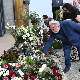 Václav Upír Krejčí přišel položit květinu.