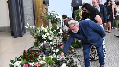 FOTO: Václav Upír Krejčí přišel položit květinu.