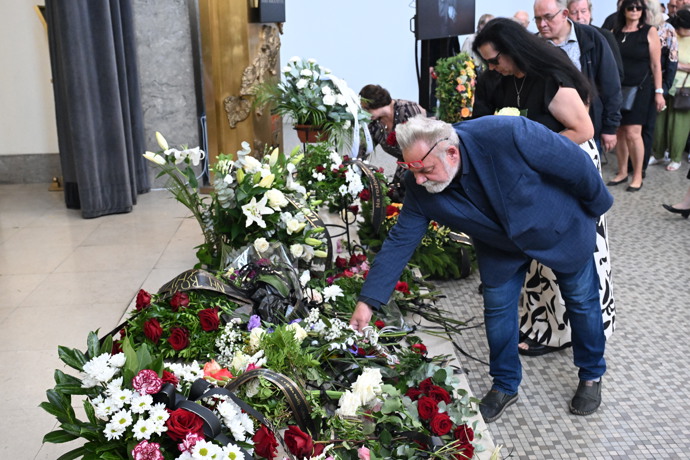 FOTO: Václav Upír Krejčí přišel položit květinu. – stránka 80