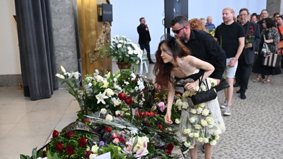 FOTO: Eva Toulová přišla položit květiny.