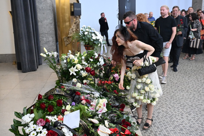 FOTO: Eva Toulová přišla položit květiny. – stránka 75