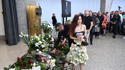 FOTO: Eva Toulová na pohřbu Jiřího Krampola.