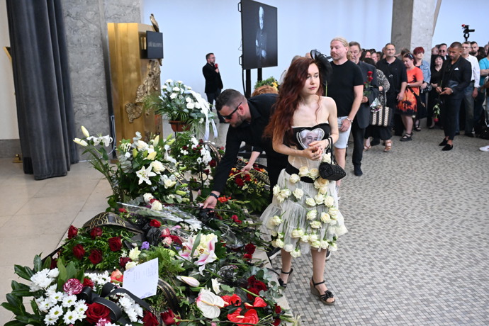FOTO: Eva Toulová na pohřbu Jiřího Krampola. – stránka 74