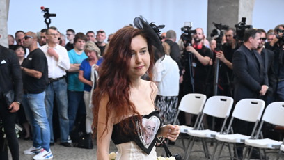 FOTO: Eva Toulová vynesla Krampola na šatech.