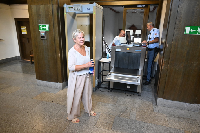 FOTO: Michaela Nosková u soudu. – stránka 46