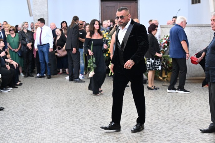 FOTO: Karlos Vémola na pohřbu Jiřího Krampola. – stránka 25