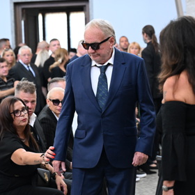 Luděk Sobota na pohřbu Jiřího Krampola.