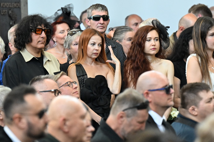 FOTO: Eva Toulová na pohřbu Jiřího Krampola. – stránka 34