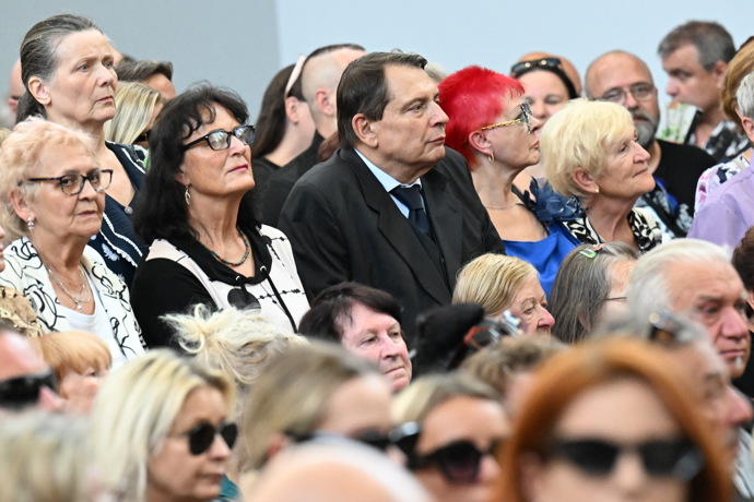 FOTO: Jiří Paroubek na pohřbu Jiřího Krampola.