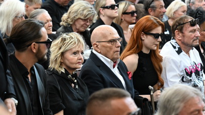 FOTO: Jan Přeučil s Evou Hruškovou na pohřbu Jiřího Krampola.