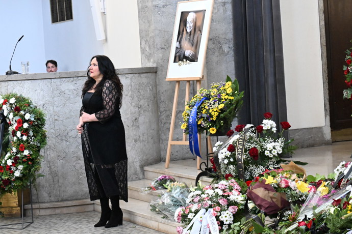 FOTO: Šárka Rezková zazpívala na pohřbu Jiřího Krampola. – stránka 23