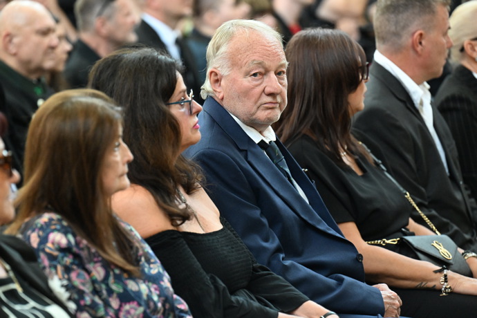 FOTO: Luděk Sobota na pohřbu Jiřího Krampola. – stránka 20